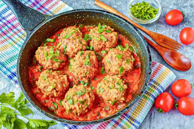 Ежики из фарша с рисом на сковороде с подливкой