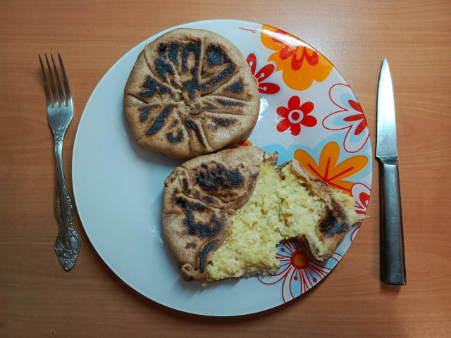 пресный пирожок с картошкой и сыром