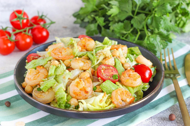 Салат с киноа креветками и помидорами