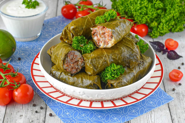 Долма армянская в виноградных листьях