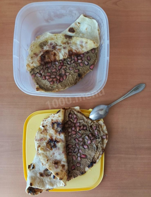 пресная лепёшка с печёночным паштетом и гранатом