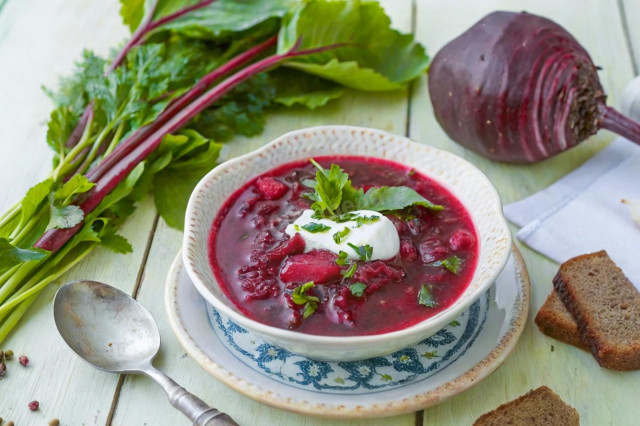 Борщ со свекольной ботвой