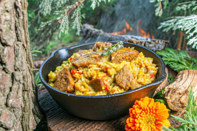 Плов из свинины в казане на костре