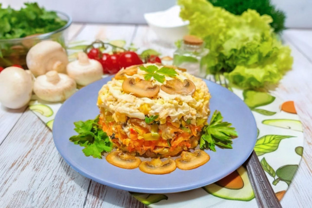 Сытный осенний салат с курицей и грибами