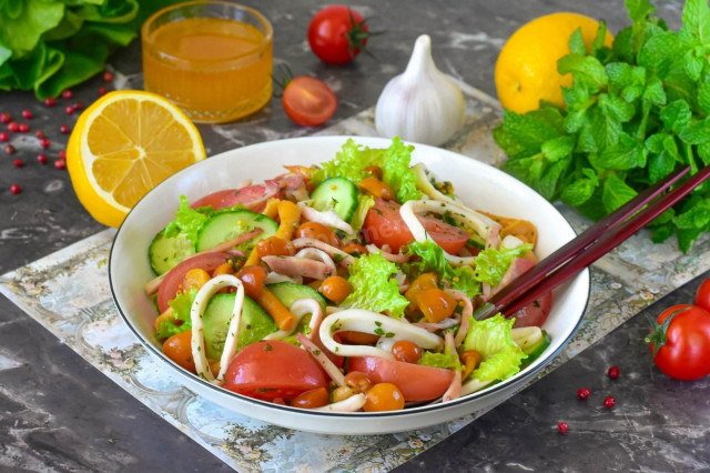 Салат с жареными кальмарами