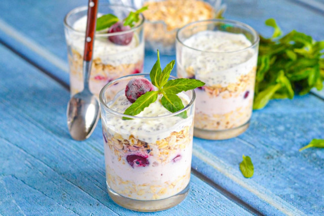 Ленивая овсянка в банке с йогуртом