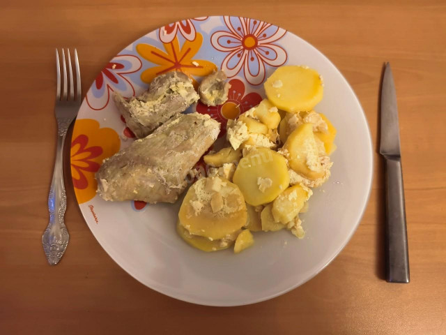 свиной стейк и картофель с чесноком