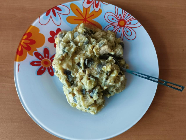 картофельное пюре со свининой, грибами и сыром