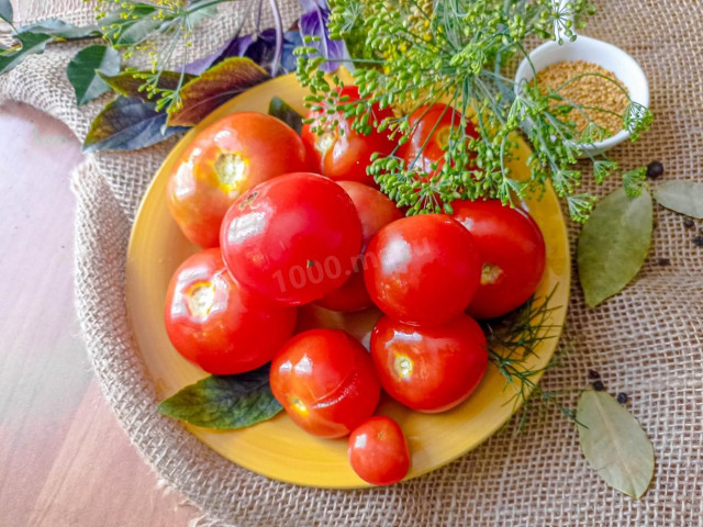 Красные помидоры квашеные в кастрюле