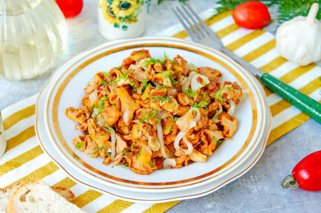 Лисички с луком на сковороде