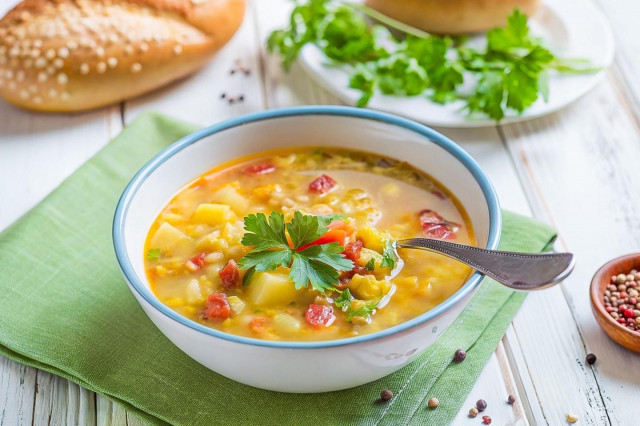 Рассольник с копченой колбасой и перловкой