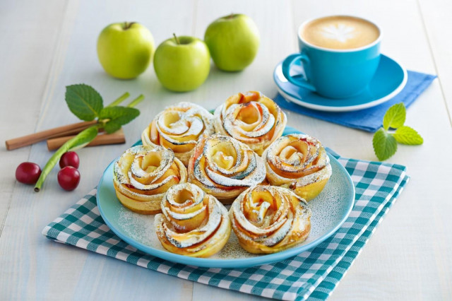 Десерт из слоеного теста и яблок - Белые розы