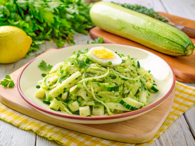 Салат из свежих кабачков и огурцов с яйцом