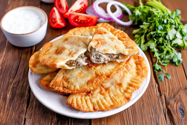 Чебуреки на сковороде с мясом