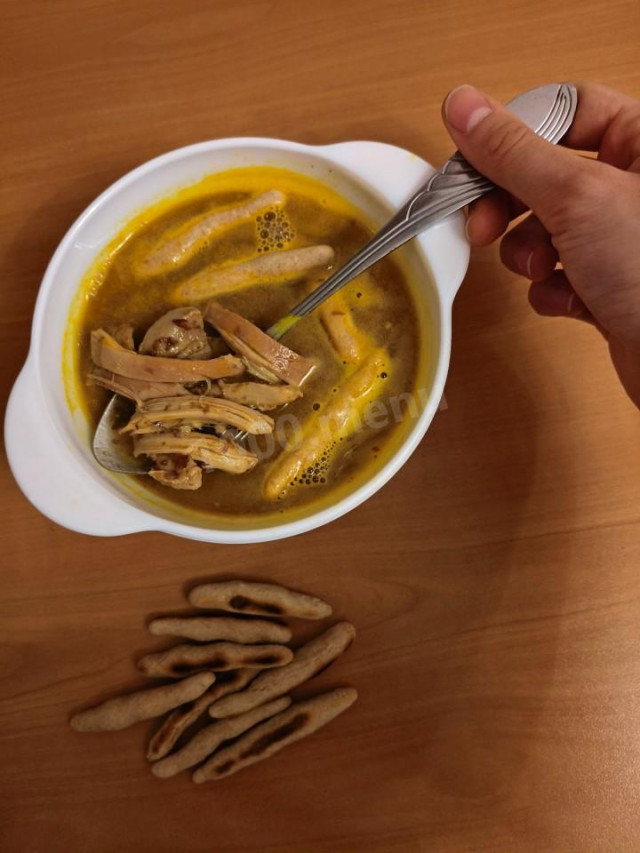 фасолевый суп с курицей и сухариками