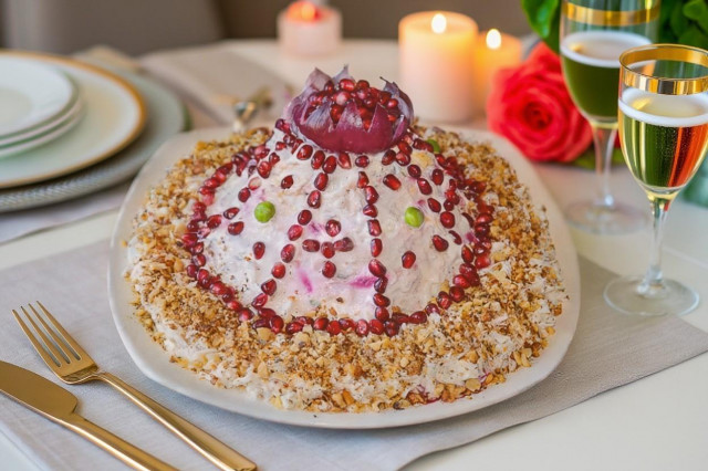 Шапка Мономаха салат классический с гранатом и курицей