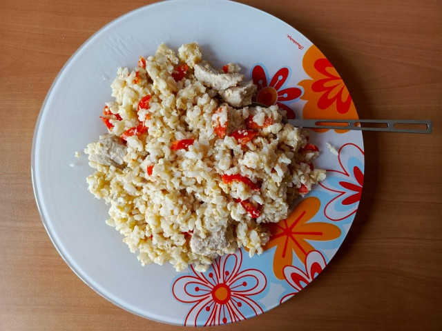 бурый рис со свининой и болгарским перцем