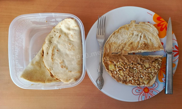 овсяный блин с печенью, яблоком и арахисом