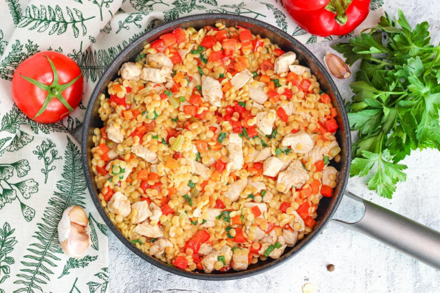 Птитим с овощами и курицей на сковороде