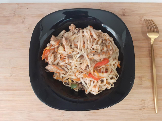 Лапша Удон со свининой, грибами и овощами