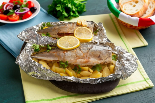 Скумбрия с картошкой в фольге в духовке
