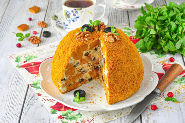 Медовик с грецкими орехами и черносливом