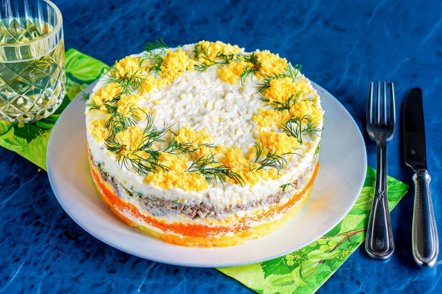 Салат Мимоза с рыбными консервами и картошкой классический