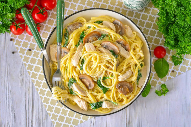 Спагетти с курицей и грибами в сливочном соусе