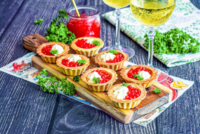 Тарталетки с сыром и икрой