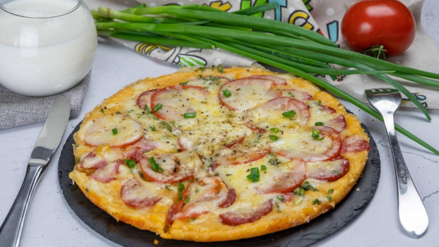 Домашняя пицца с сервелатом и томатами на сковороде