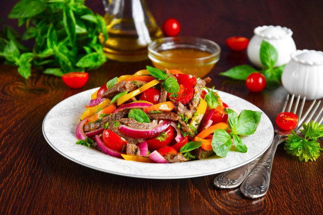 Теплый салат с говядиной болгарским перцем и овощами