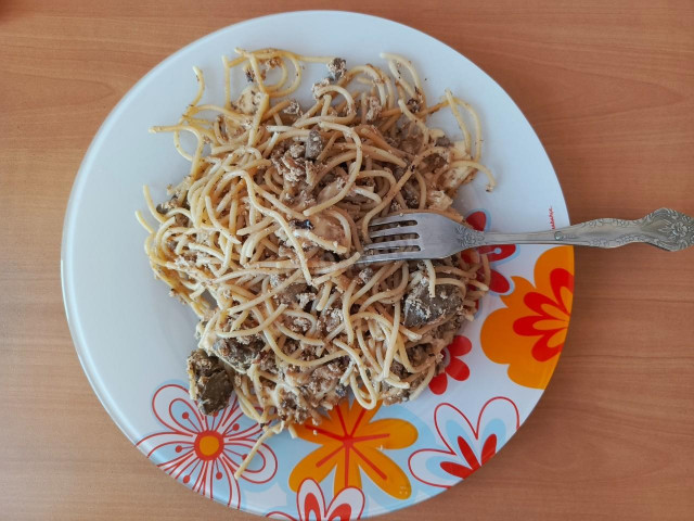 спагетти с куриной печенью, яйцом, сметаной и сыром