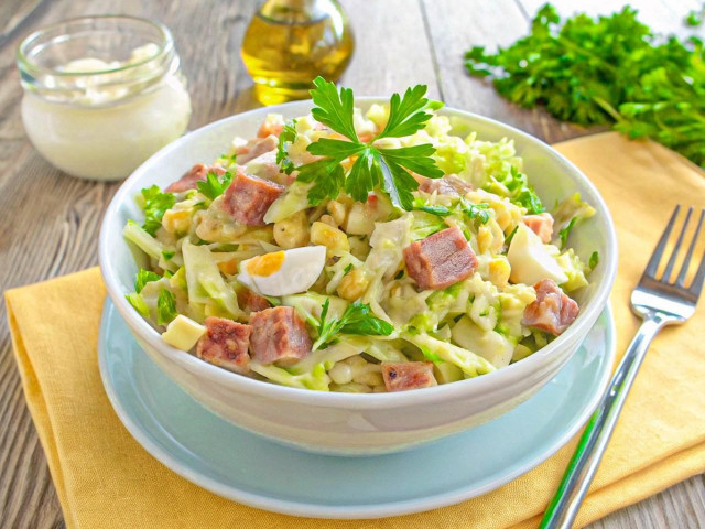Салат с пекинской капустой и копченой колбасой