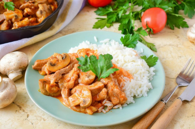 Бефстроганов из свинины с грибами со сметаной