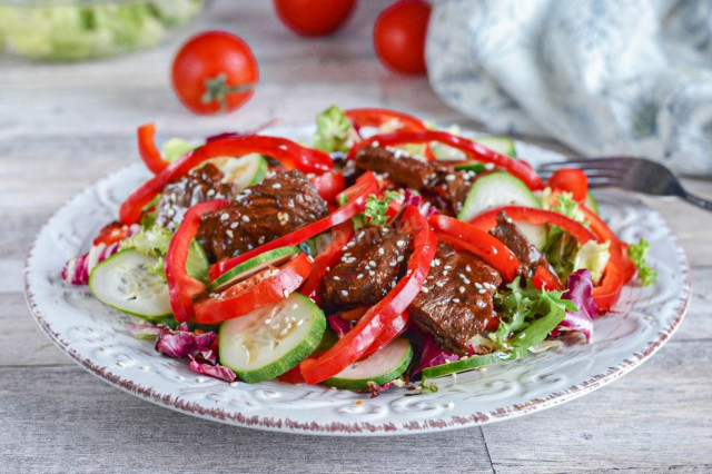 Салат с жареной говядиной с кунжутом и перцем