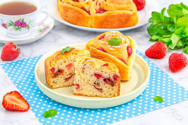 Булочки с клубникой