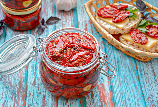 Вяленые помидоры в сушилке для овощей на зиму