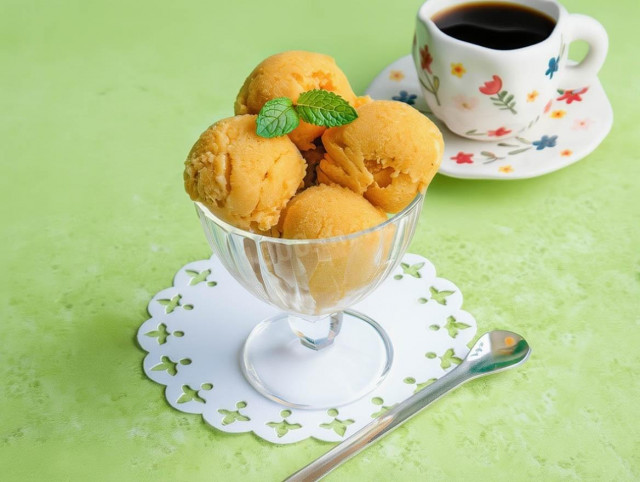 Домашнее мороженое с вареной сгущенкой