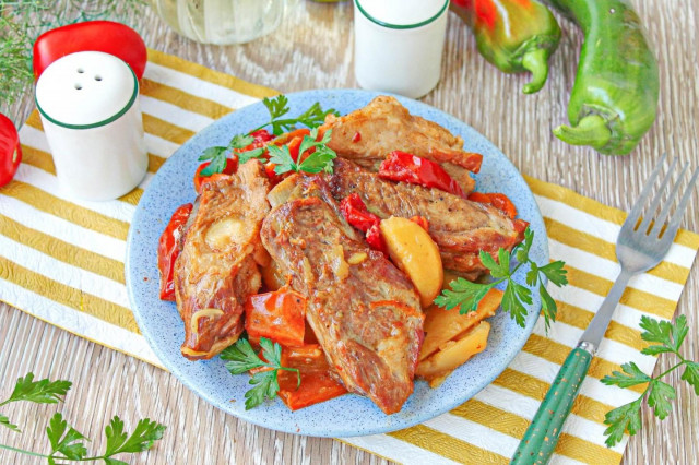 Свиные ребра с овощами в казане