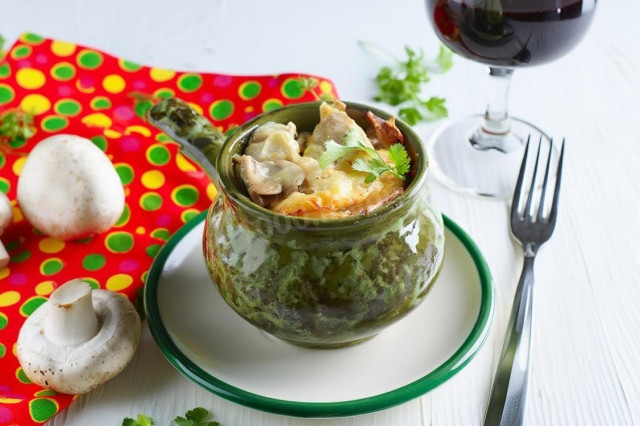 Жульен в кокотницах с курицей и грибами