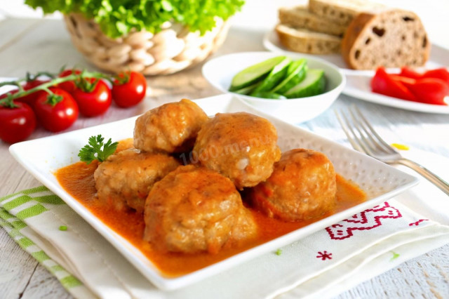 Тефтели в сметанно томатном соусе на сковороде