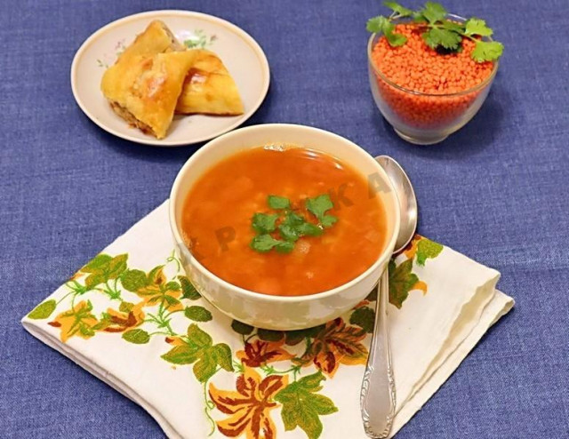 Вегетарианский суп с помидорами, булгуром и мятой