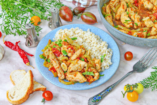 Куриные грудки с овощами на сковороде