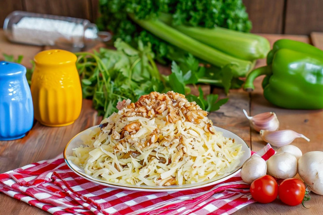 Салат курица с грибами и грецкими орехами