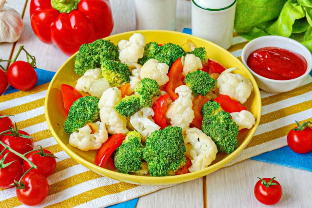 Цветная и брокколи на сковороде