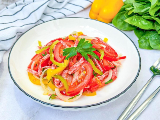 Венгерский салат с колбасой и перцем