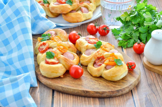 Сосиски с сыром и помидорами