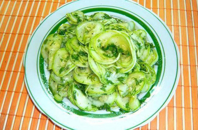 Быстрые маринованные кабачки