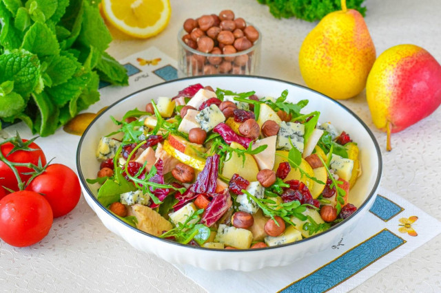 Салат с курицей и грушей