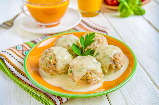 Ёжики из фарша в сметанном соусе
